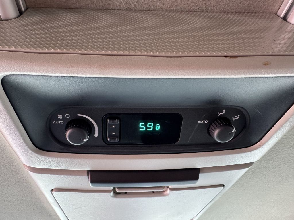 2006 Chrysler Town & Country Image 8