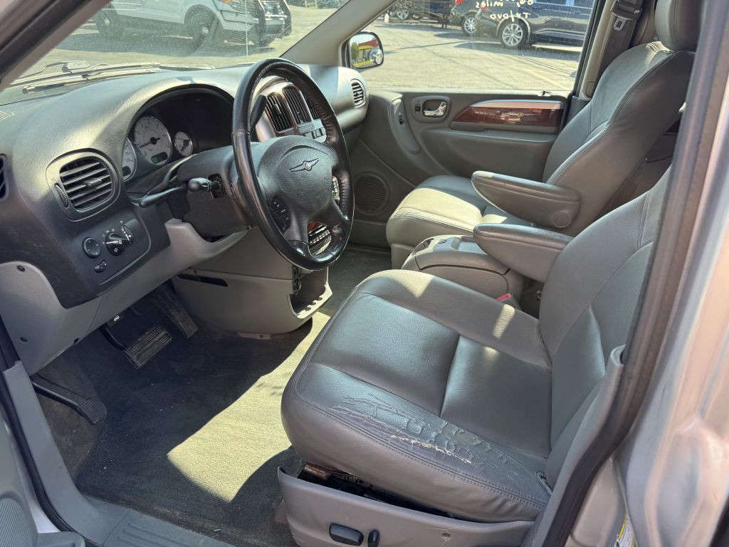 2006 Chrysler Town & Country Image 10