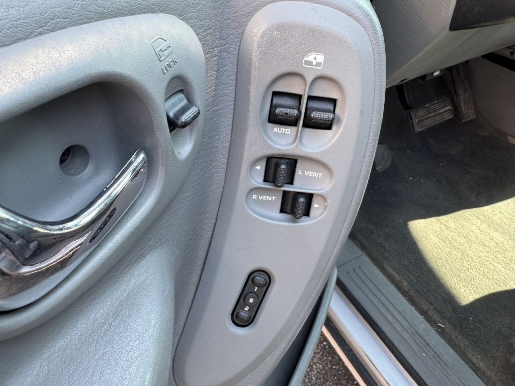 2006 Chrysler Town & Country Image 11