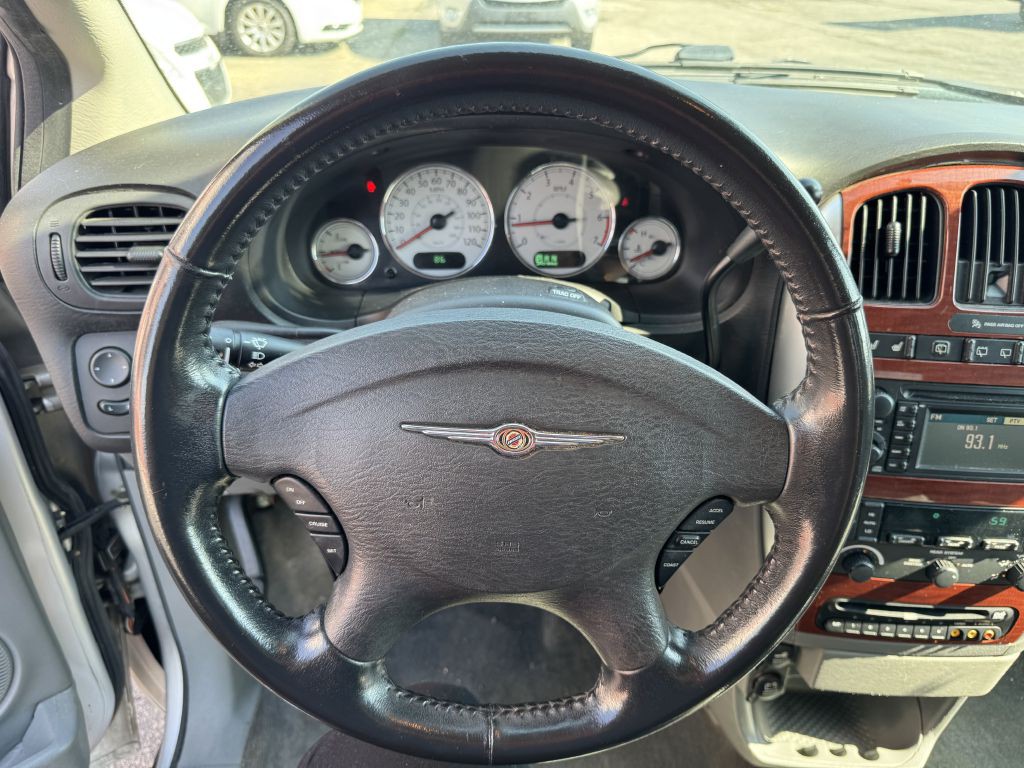 2006 Chrysler Town & Country Image 12