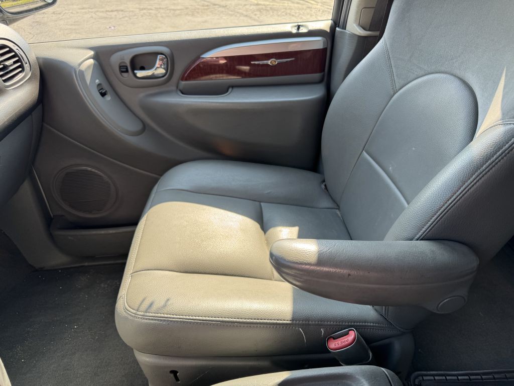 2006 Chrysler Town & Country Image 14