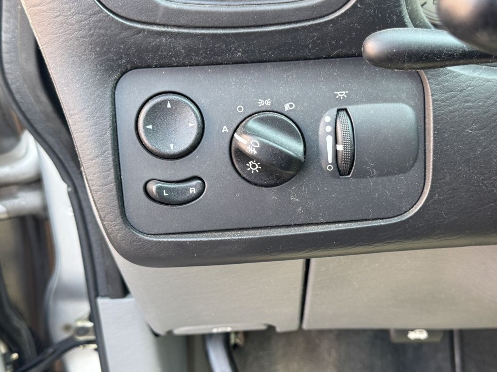 2006 Chrysler Town & Country Image 16