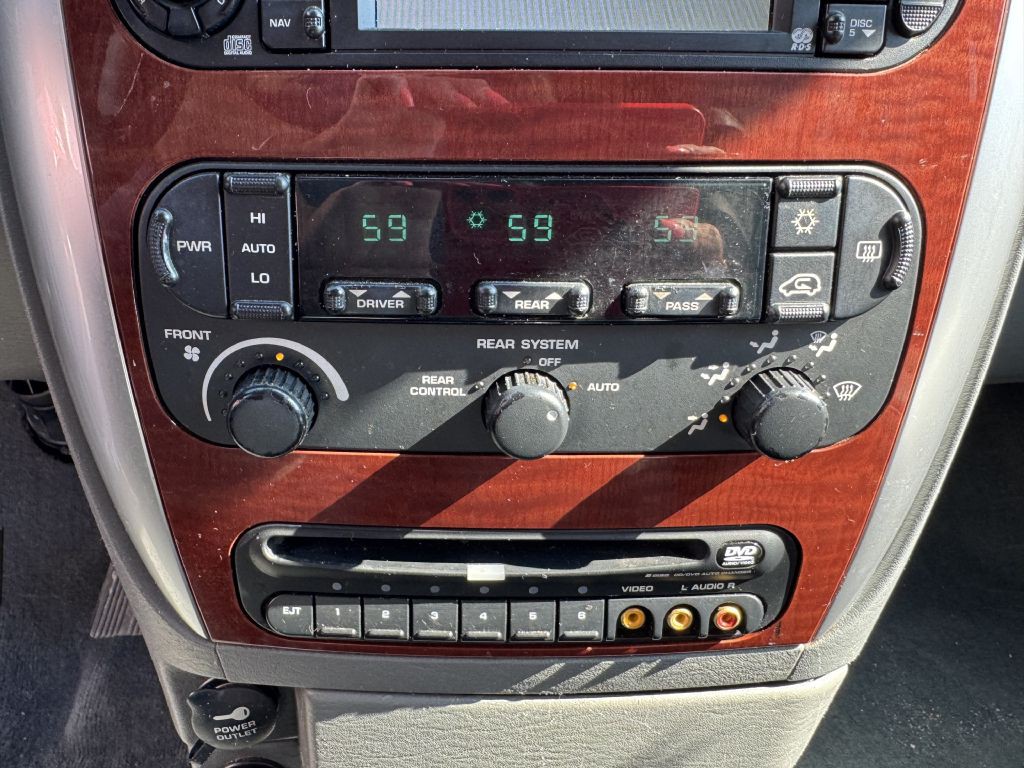 2006 Chrysler Town & Country Image 21