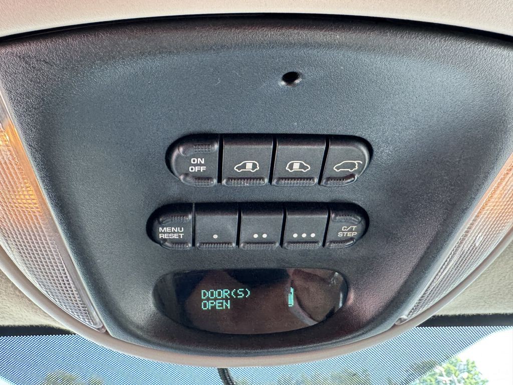 2006 Chrysler Town & Country Image 23