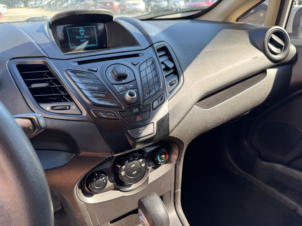 2015 Ford Fiesta Image 9