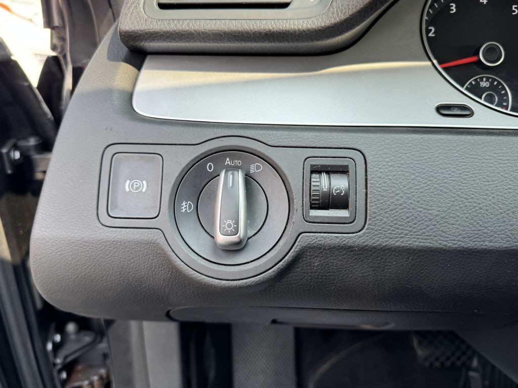 2010 Volkswagen CC Image 14