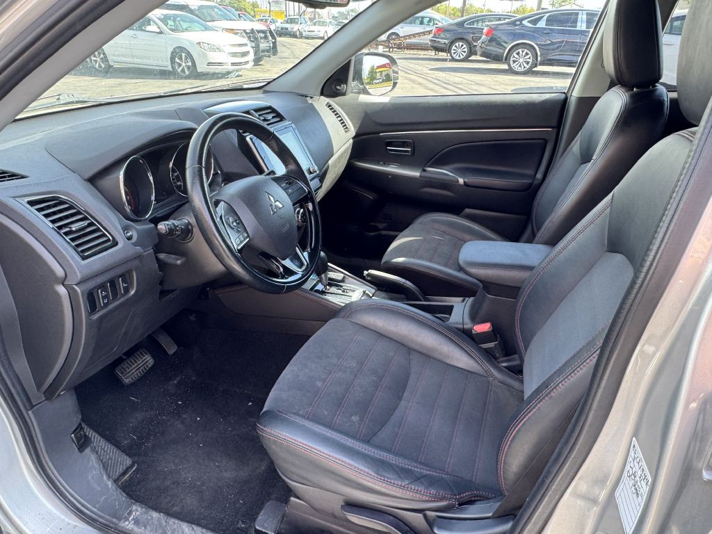 2022 Mitsubishi Outlander Image 9