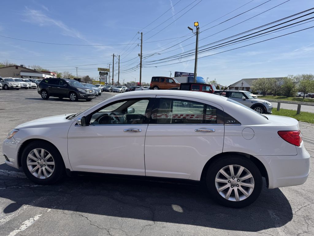 2013 Chrysler 200 Image 3