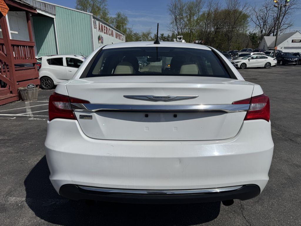 2013 Chrysler 200 Image 4