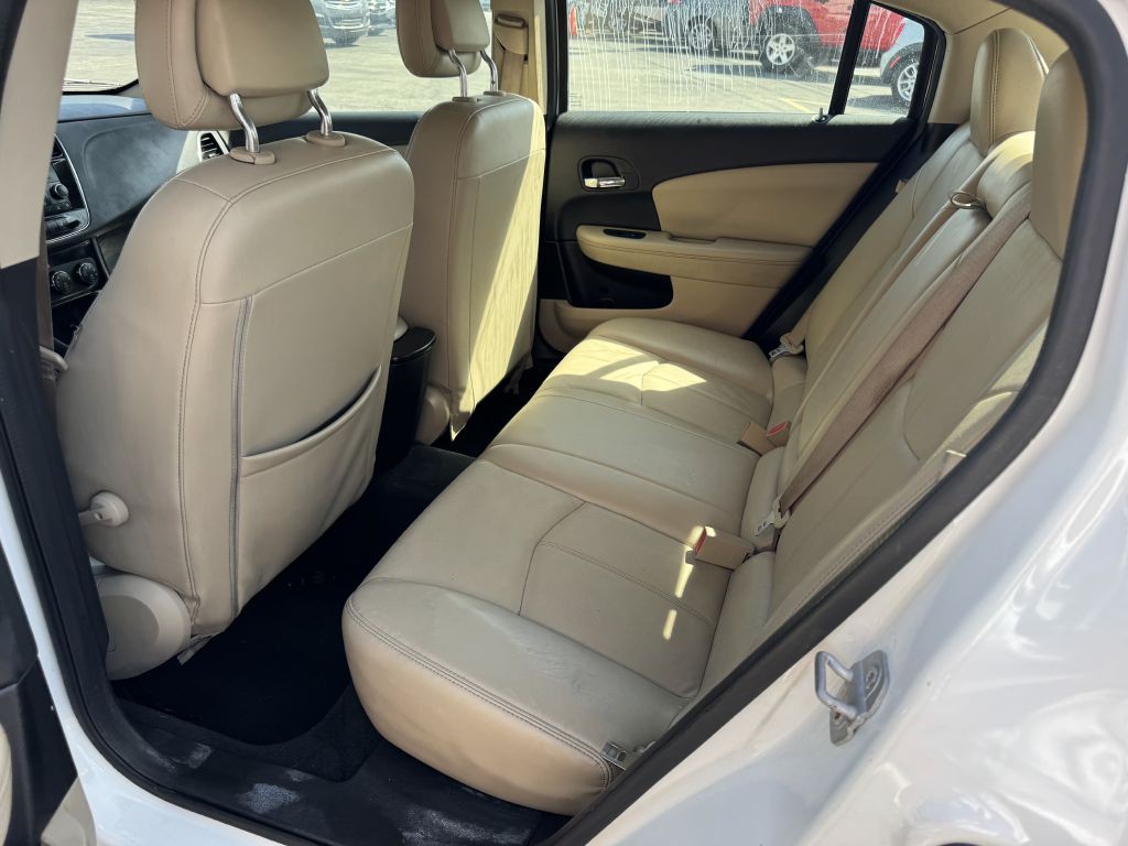 2013 Chrysler 200 Image 5