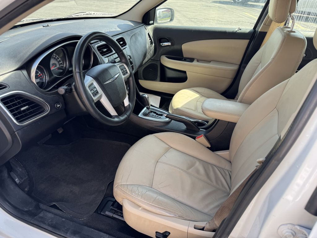 2013 Chrysler 200 Image 7