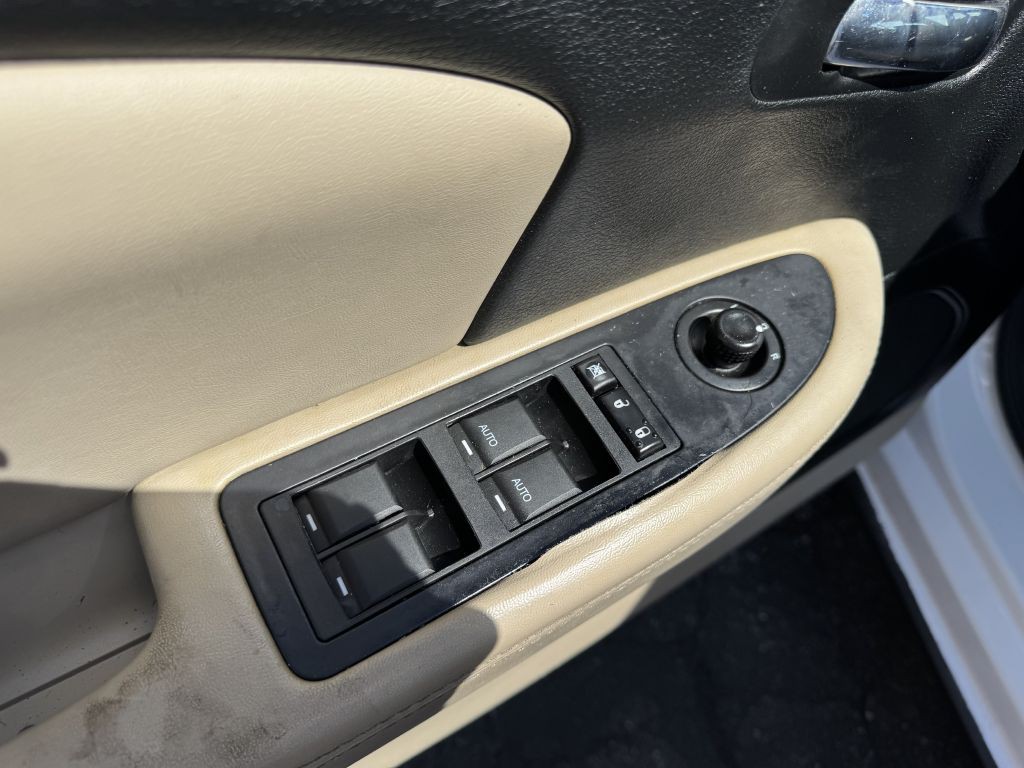 2013 Chrysler 200 Image 8