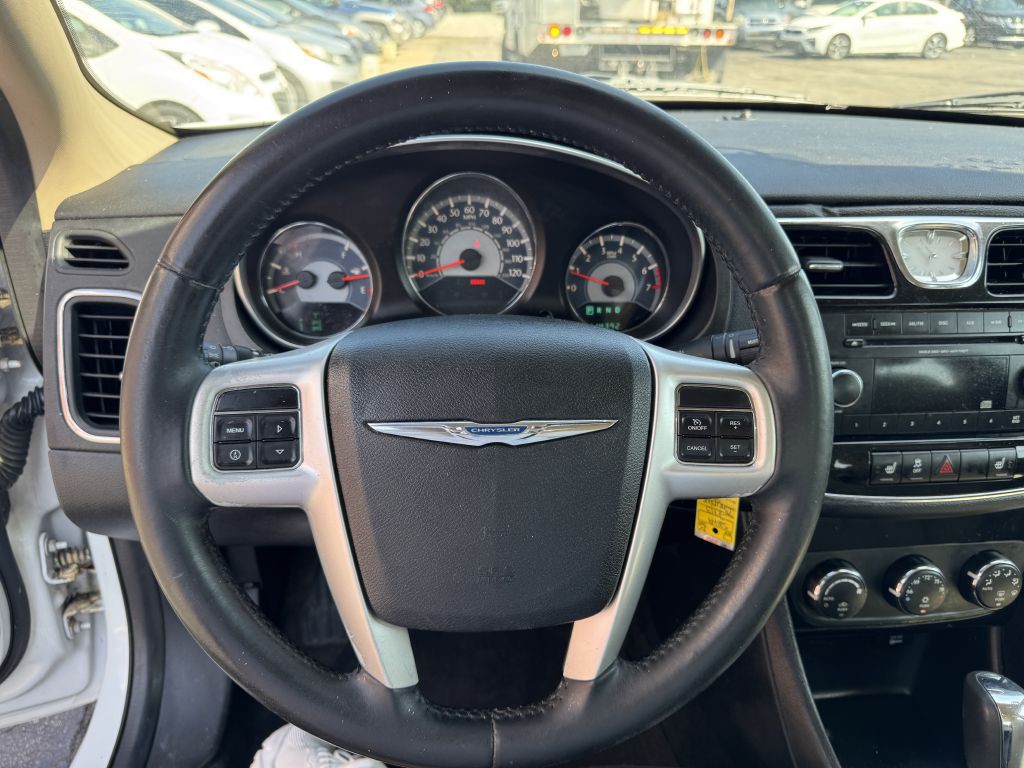 2013 Chrysler 200 Image 9