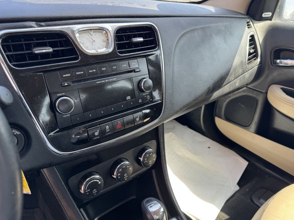 2013 Chrysler 200 Image 10