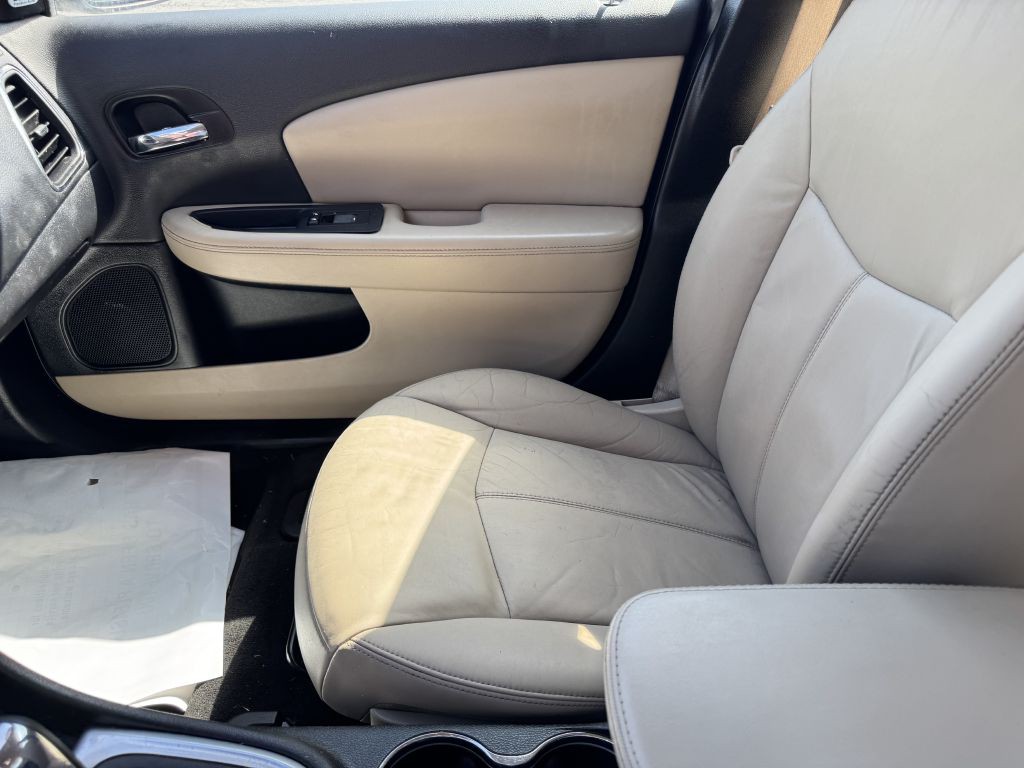 2013 Chrysler 200 Image 11