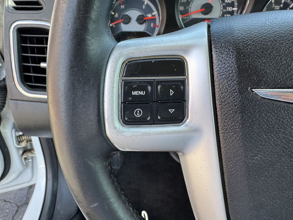 2013 Chrysler 200 Image 13