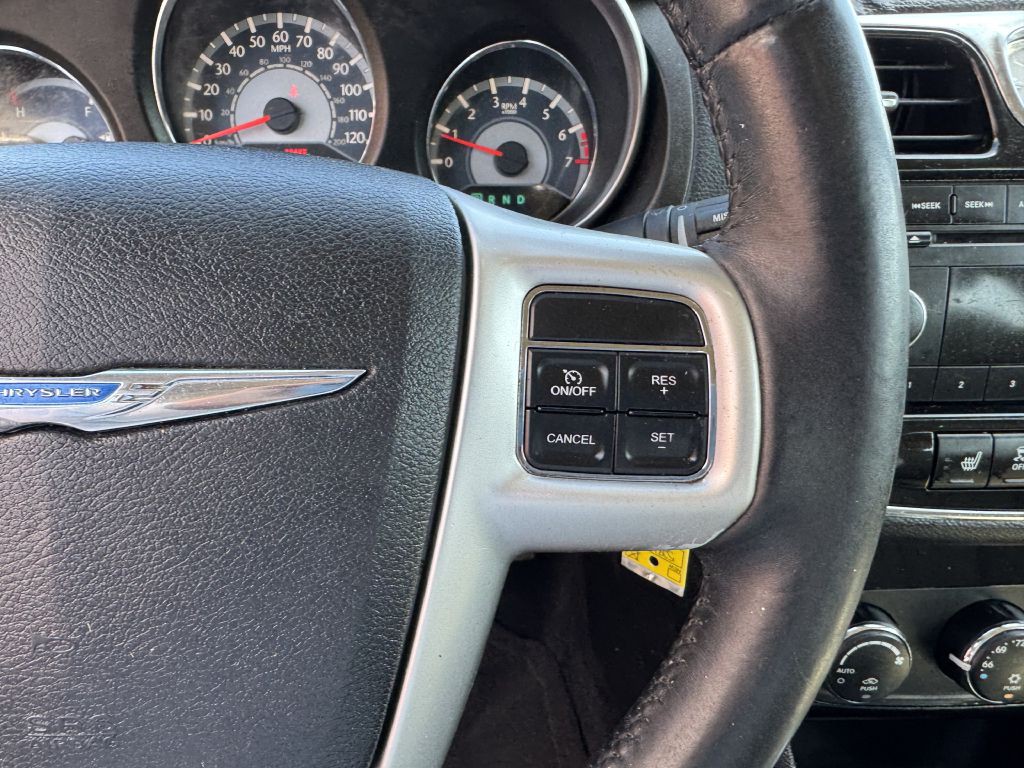 2013 Chrysler 200 Image 14