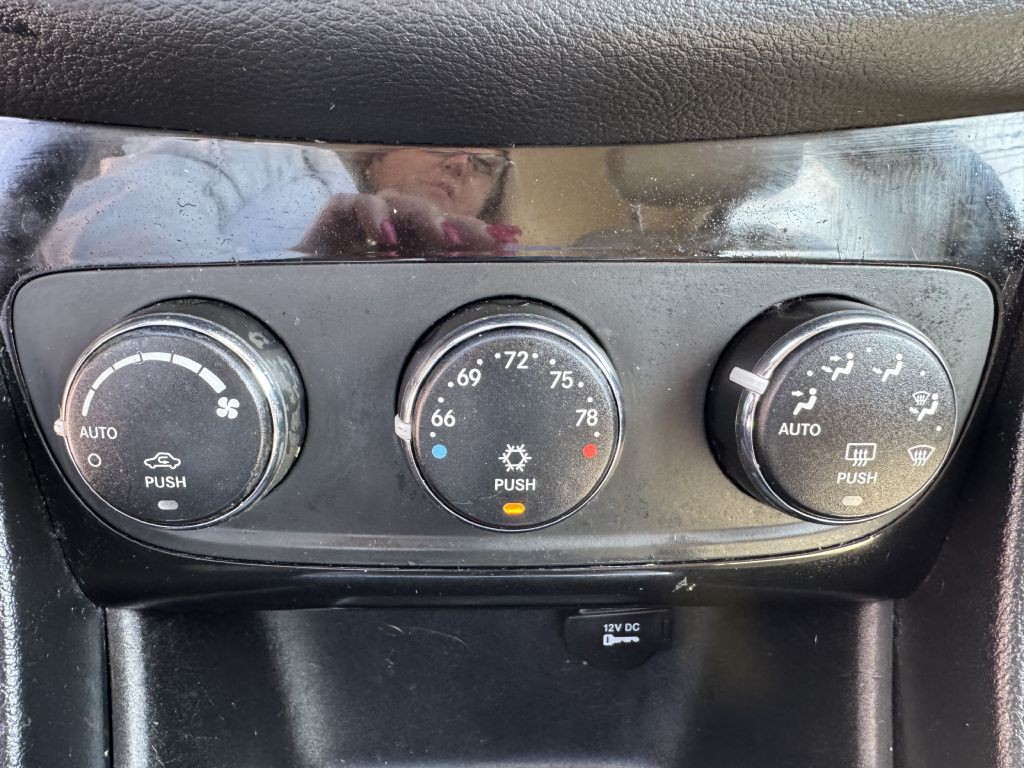 2013 Chrysler 200 Image 16