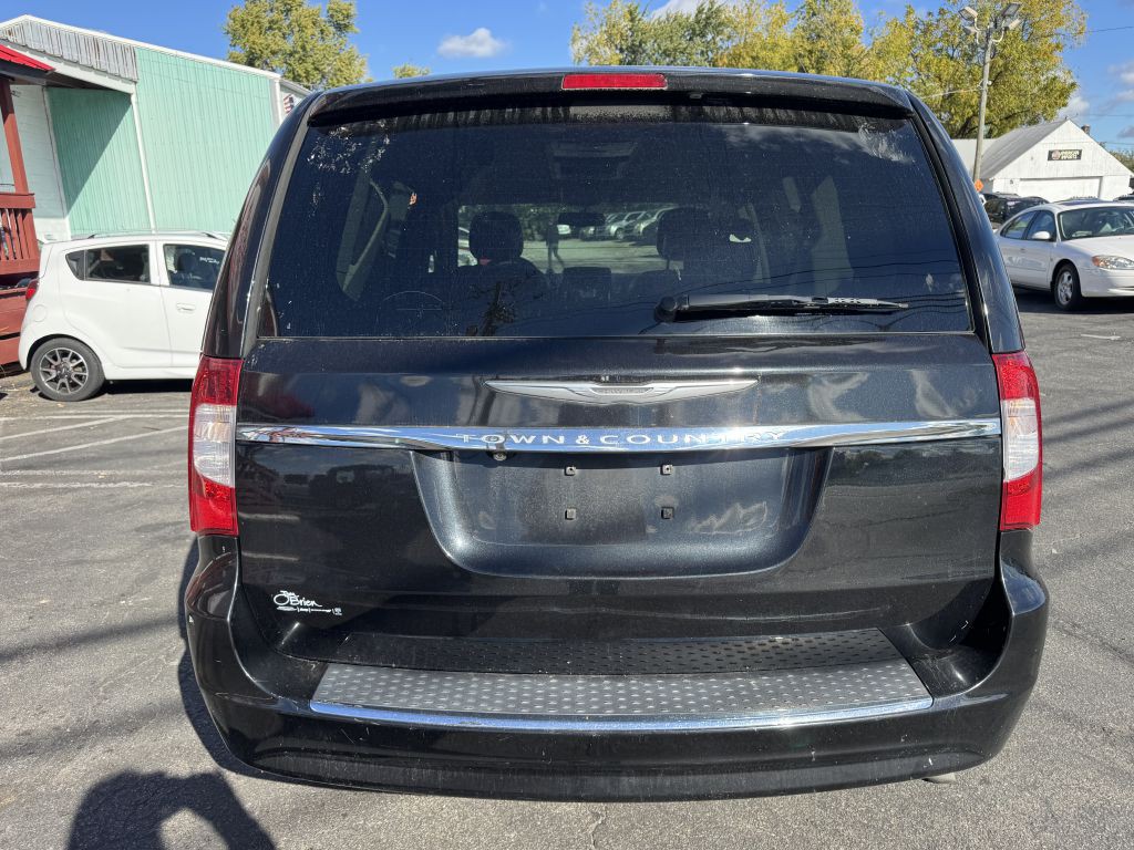 2015 Chrysler Town & Country Image 4