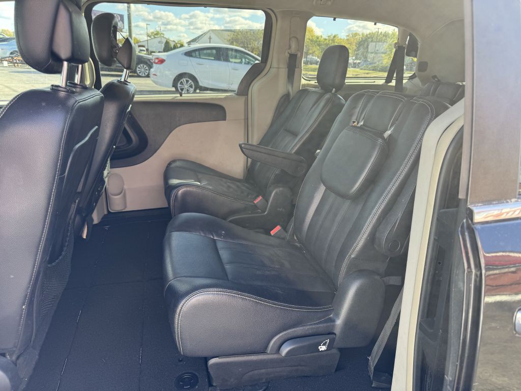 2015 Chrysler Town & Country Image 7