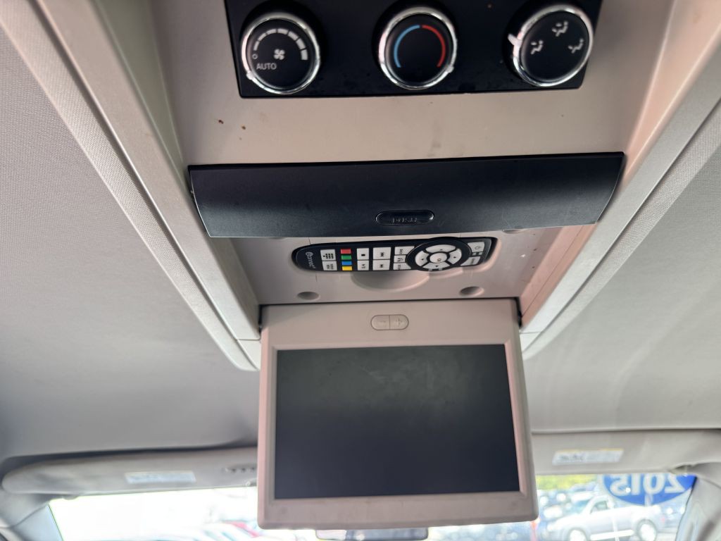 2015 Chrysler Town & Country Image 8