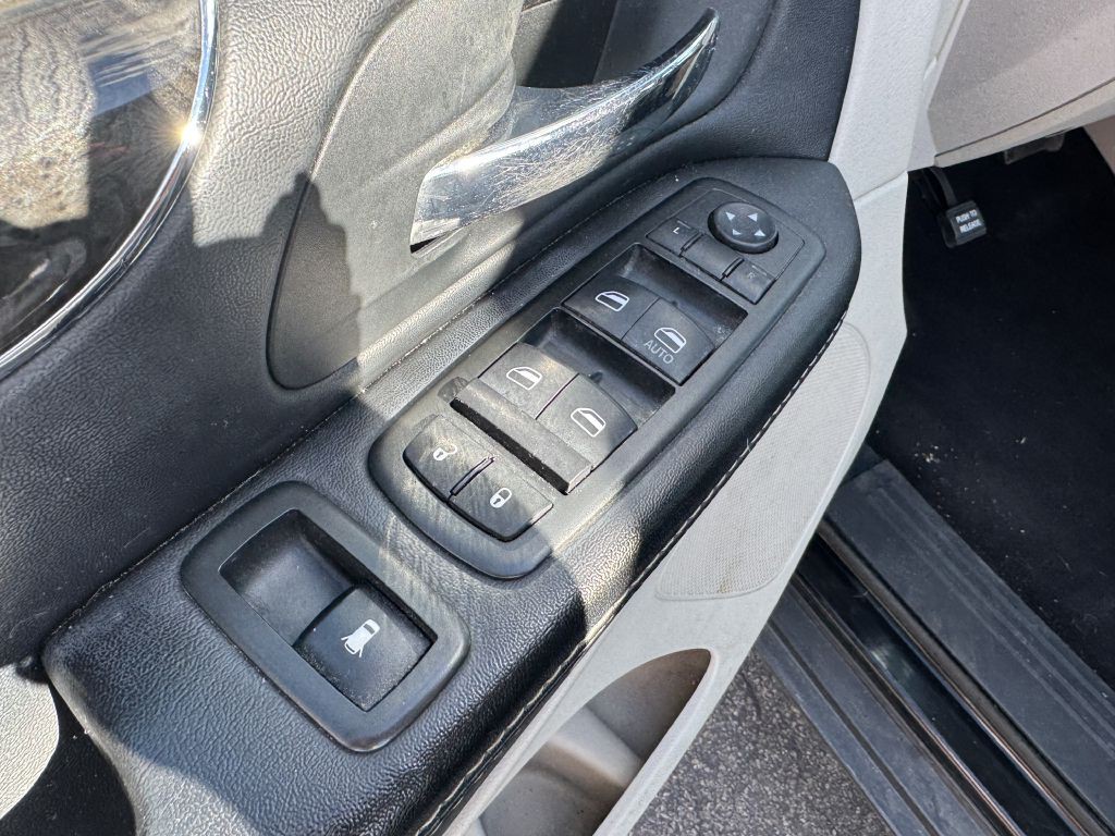 2015 Chrysler Town & Country Image 11