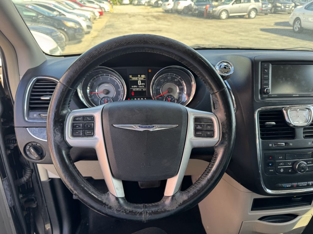 2015 Chrysler Town & Country Image 12
