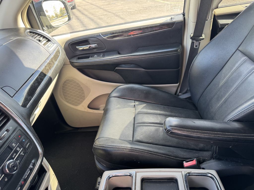 2015 Chrysler Town & Country Image 14