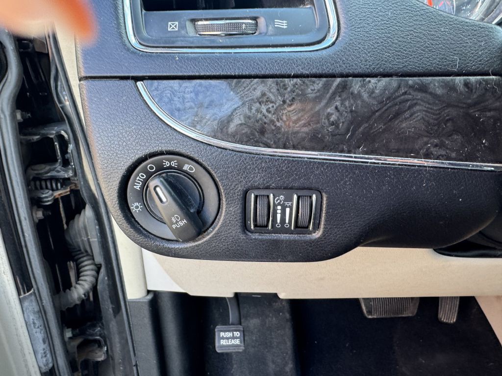 2015 Chrysler Town & Country Image 15