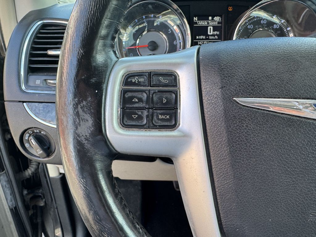 2015 Chrysler Town & Country Image 17