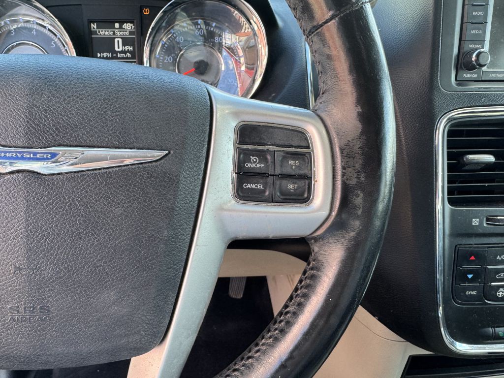 2015 Chrysler Town & Country Image 18