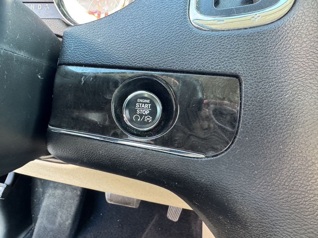 2015 Chrysler Town & Country Image 19