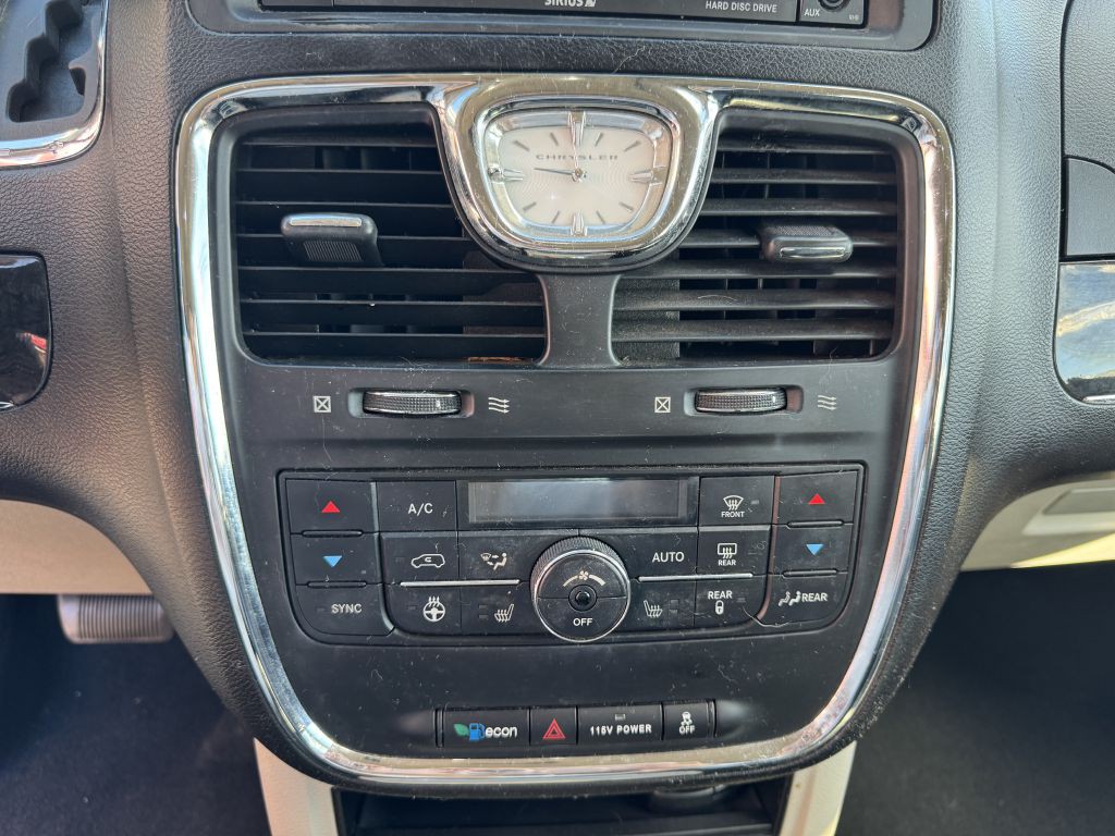 2015 Chrysler Town & Country Image 21