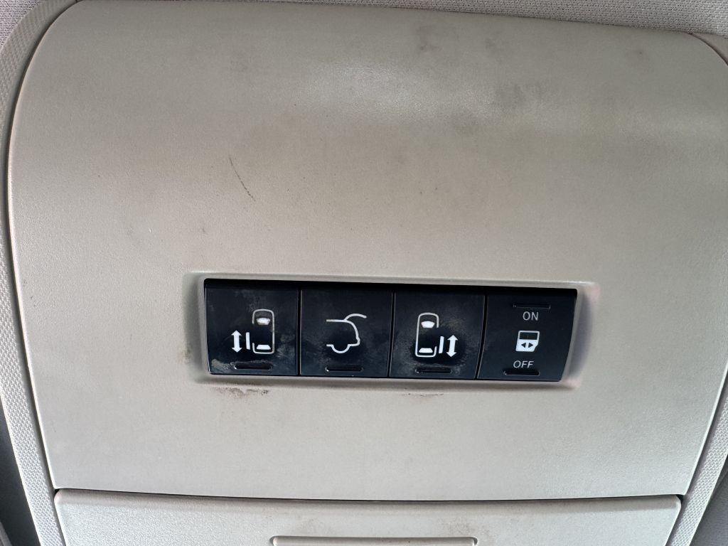 2015 Chrysler Town & Country Image 24