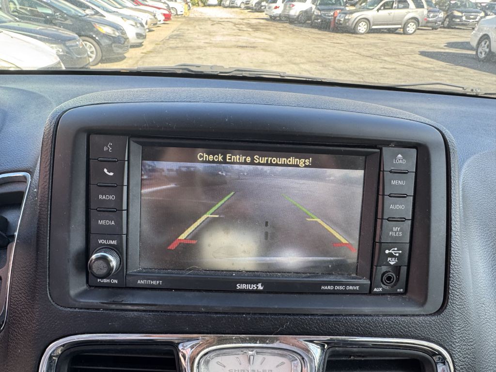 2015 Chrysler Town & Country Image 25