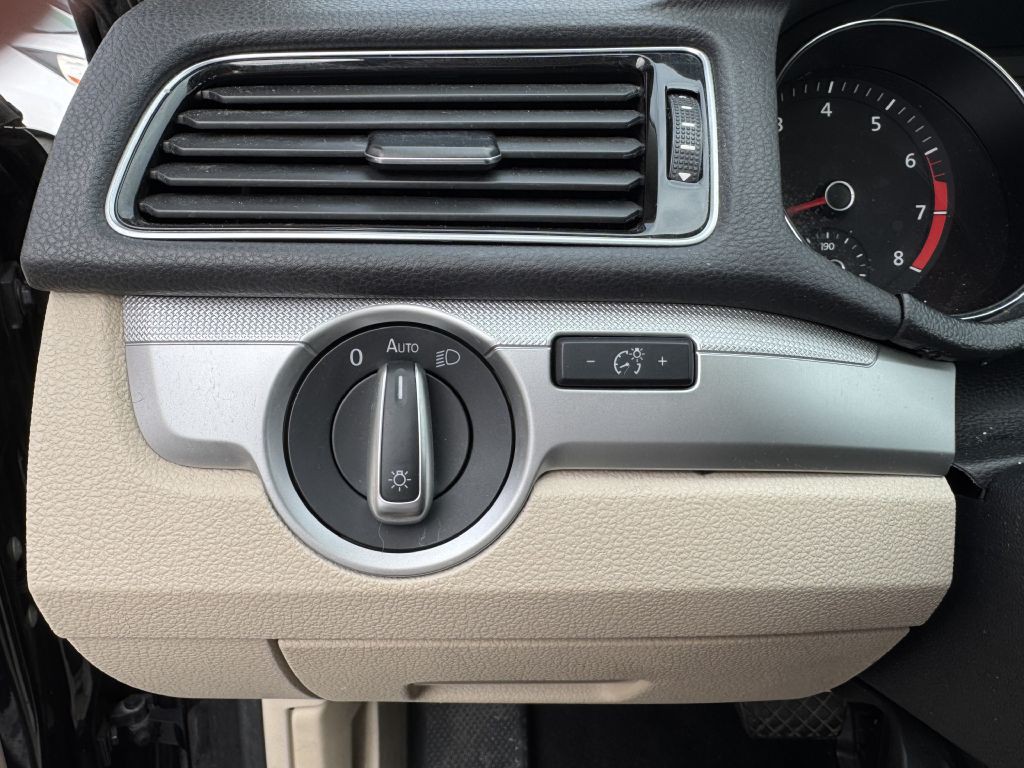 2019 Volkswagen Passat Image 15