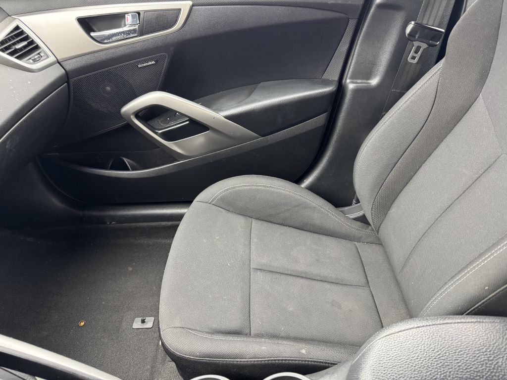 2017 Hyundai Veloster Image 10