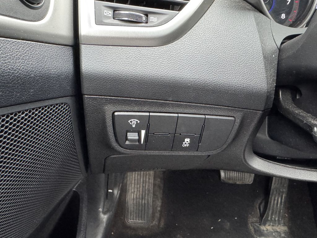 2017 Hyundai Veloster Image 11