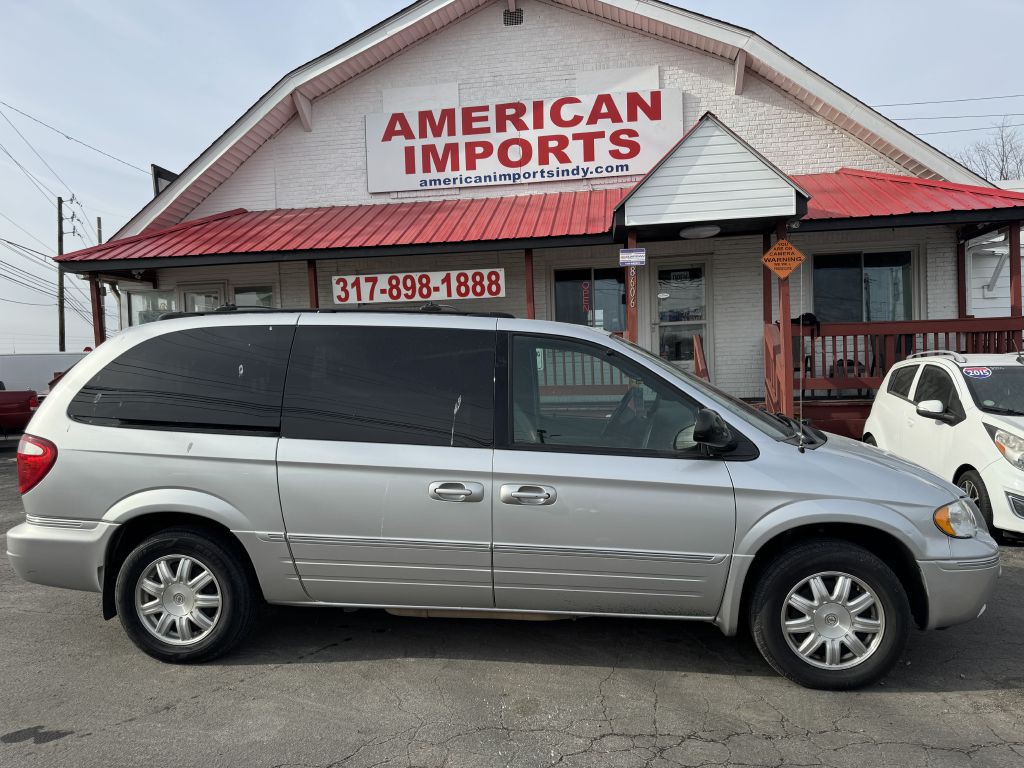 2005 Chrysler Town & Country Image 1