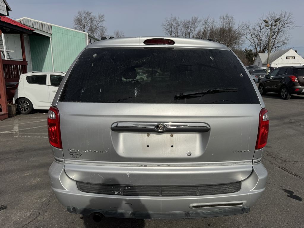 2005 Chrysler Town & Country Image 4