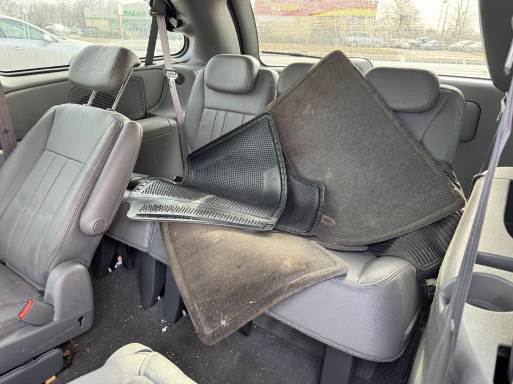 2005 Chrysler Town & Country Image 6