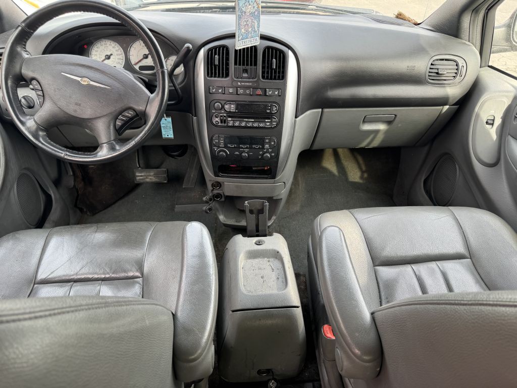 2005 Chrysler Town & Country Image 8