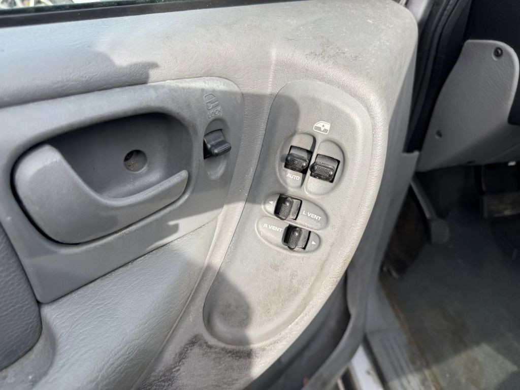 2005 Chrysler Town & Country Image 9