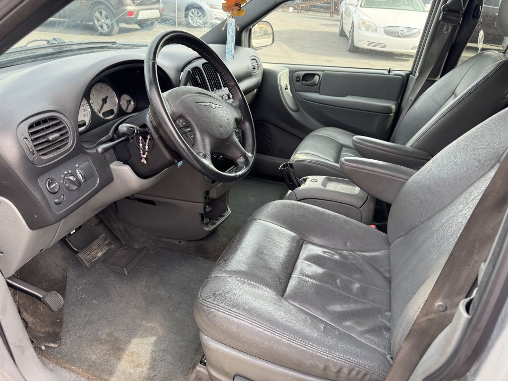 2005 Chrysler Town & Country Image 10