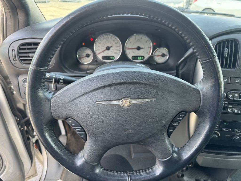 2005 Chrysler Town & Country Image 11