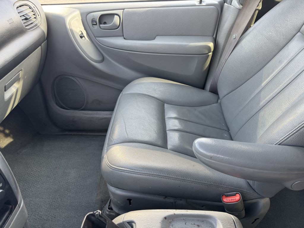 2005 Chrysler Town & Country Image 13