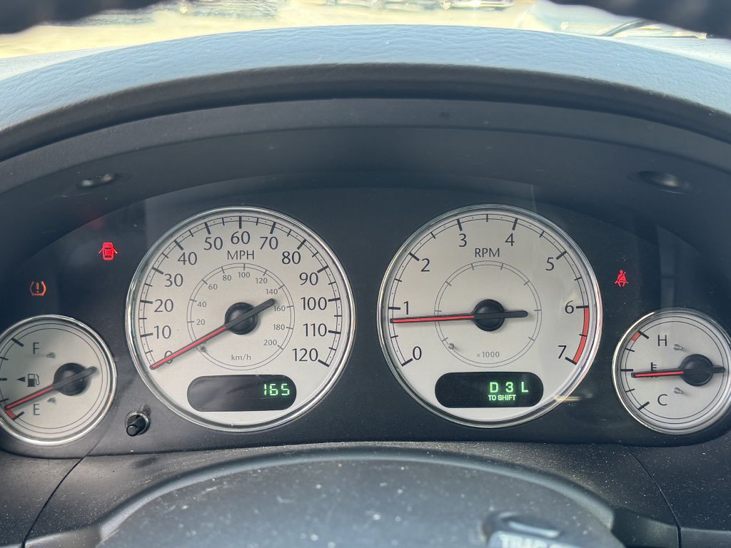 2005 Chrysler Town & Country Image 16