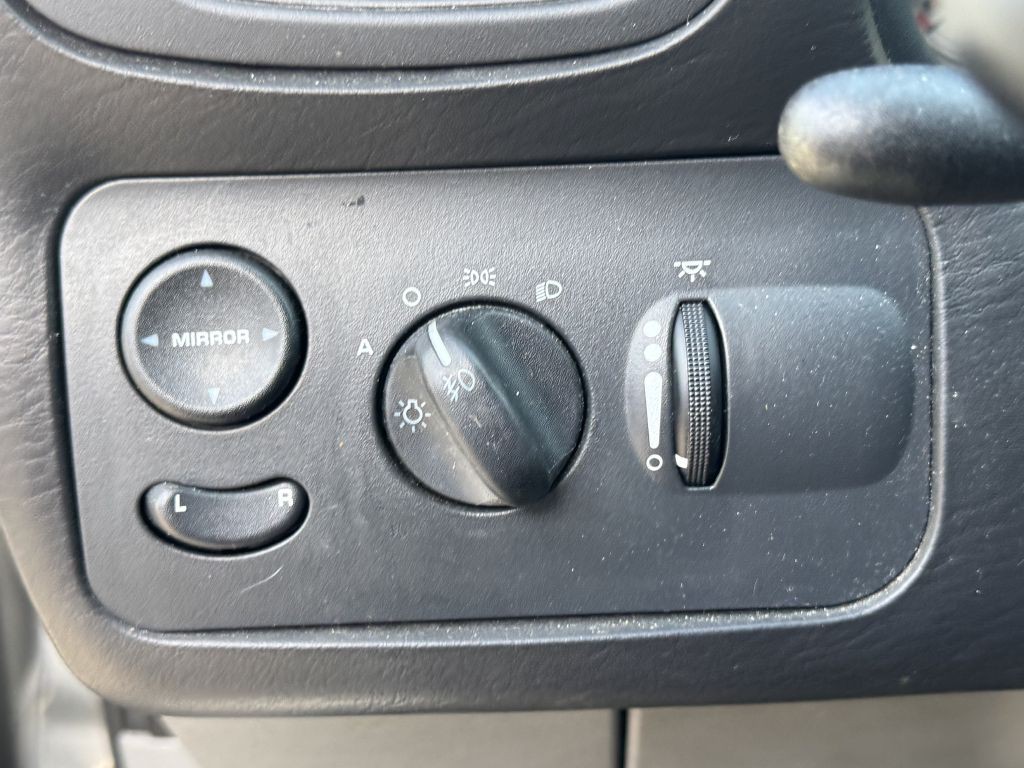 2005 Chrysler Town & Country Image 17