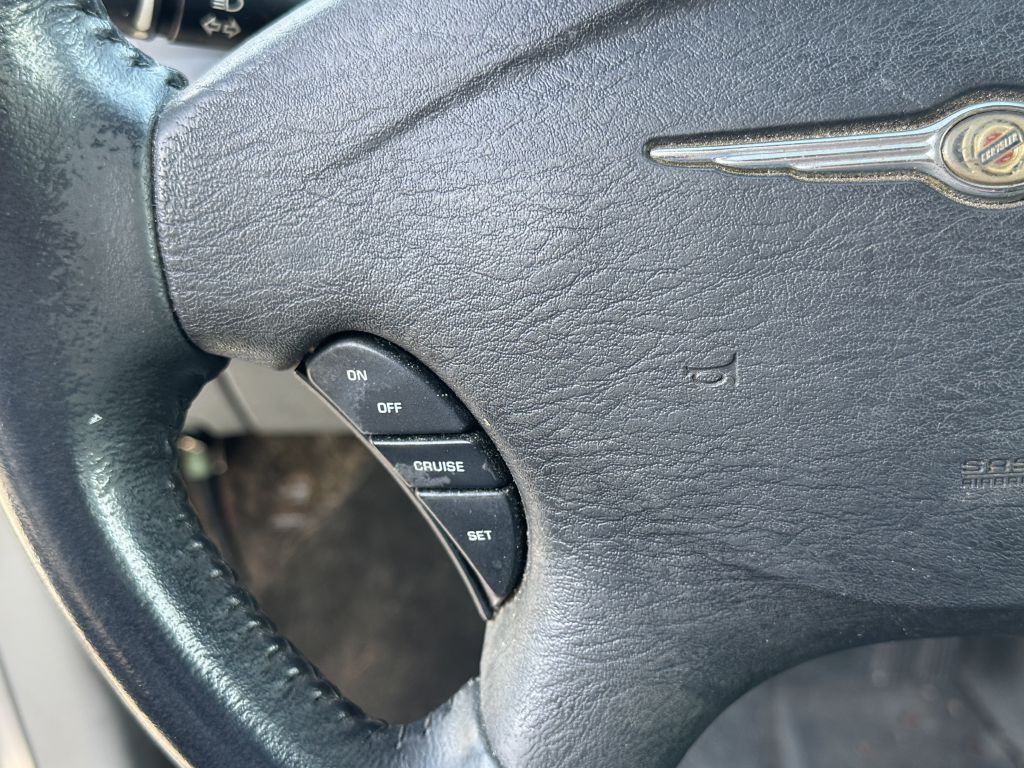 2005 Chrysler Town & Country Image 18