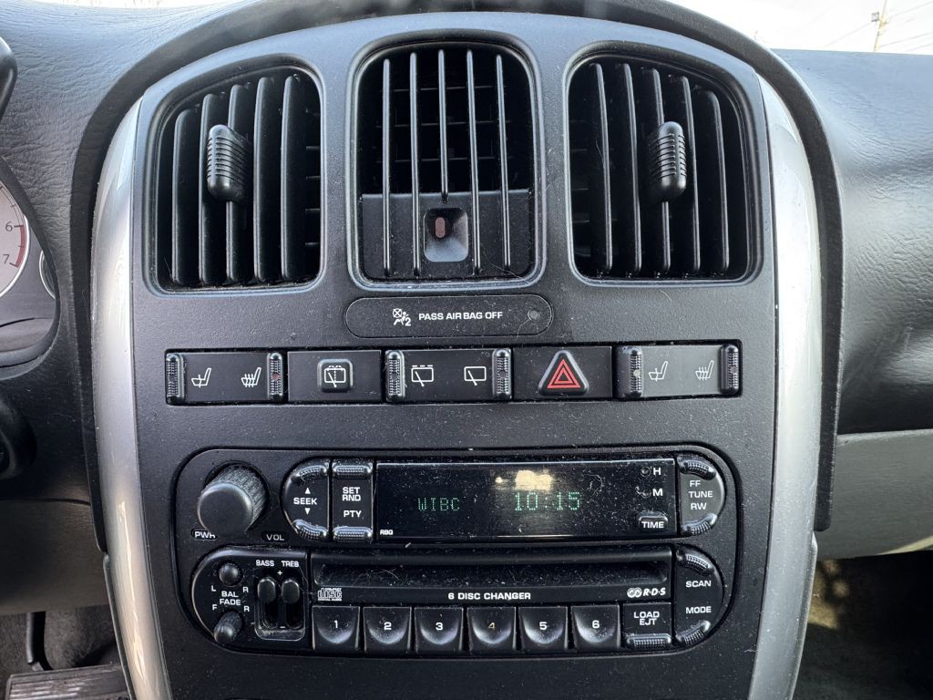 2005 Chrysler Town & Country Image 20